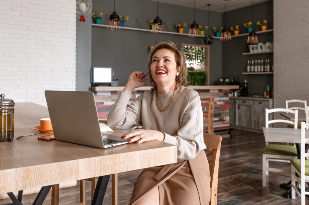 An adult female psychologist coach conducts an online consultation