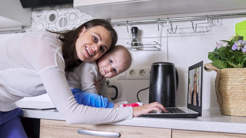 młoda matka z maluchem w ramionach rozmawia online z psychologiem